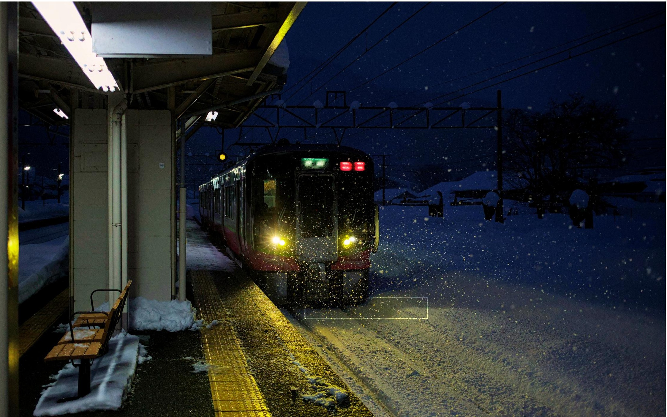 Winternachtzug erreicht japanischen Bahnhof (c) Julien auf Pexels _ gefunden bei Canva Winternachtzug erreicht japanischen Bahnhof